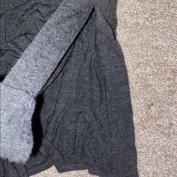 Grey long sleeve Hollister top - Picture 3 of 3